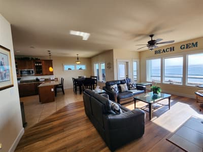 Beach Gem- Private Beach - Hot Tub